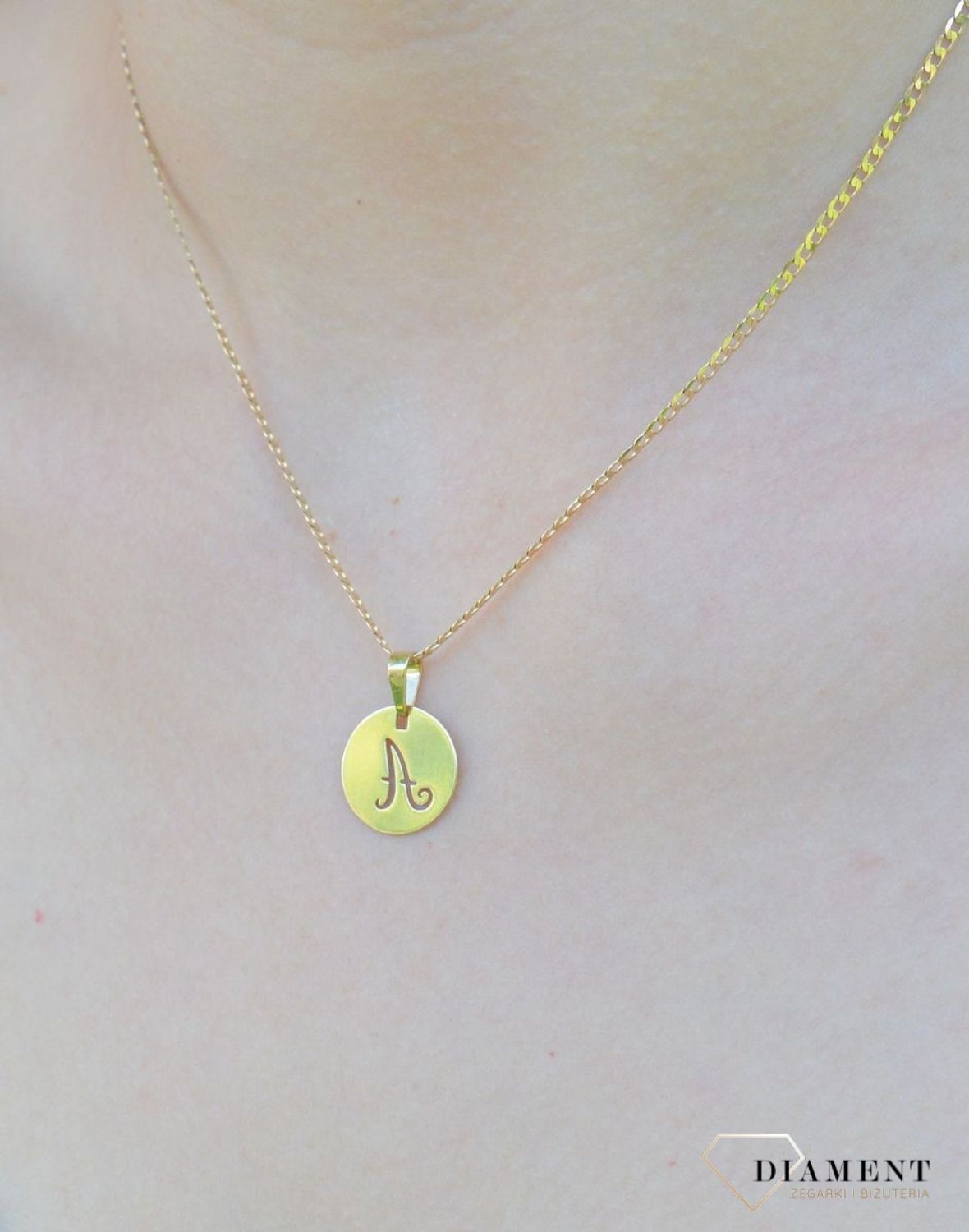 Złota zawieszka 585 z literką A ZA 4978A. modna złota zawieszka wykonana z najwyższej próby złota 585. Zawieszka w kształcie litery A. Zawieszka Siwiec, Rozenek Idealny pomysł na prezent.  Literka A. Zawieszka A..jpg